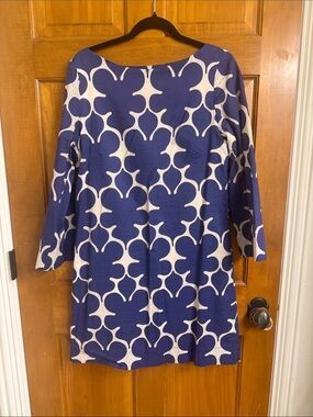 LIke news Lesley Evers Blue and White Patterned Shift Dress